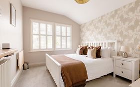 Clapham - Kingsize Bed - En-suite - Quiet with Garden Views - HOMESTAY